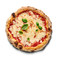 Pizza Margherita mit geschmolzenem Käse, Tomatensauce und Basilikumblättern auf einem knusprigen Teigboden.