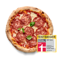 Pizza mit Salami und Basilikum darüber, neben einem Testsieger-Siegel von Stiftung Warentest mit der Note 2,2.