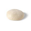 Ein runder, hellbrauner Teigball liegt auf schwarzem Hintergrund.