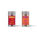 Zwei Gewürzdosen von Freda: Paprika Chili in Rot und Tomate Knoblauch in Orange, jeweils mit Illustrationen.