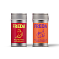 Zwei Gewürzdosen, links rot mit "Paprika Chili", rechts orange mit "Tomate Knoblauch", beide mit dem Markennamen "FREDA".