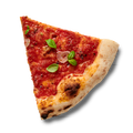 Ein Stück Pizza mit Tomatensauce, Basilikum und Knoblauch, auf einem hellen Hintergrund liegend.