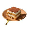 Ein Stück Tiramisu auf einem orangefarbenen Teller mit einer goldenen Gabel daneben.
