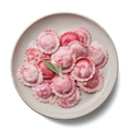 Teller mit rosa Ravioli in Sahnesoße, dekoriert mit einem Salbeiblatt.