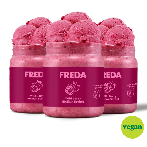 Drei Gläser mit rotem Wildbeeren-Sizilianisches Sorbet, etikettiert mit "FREDA", daneben ein veganer Sticker.
